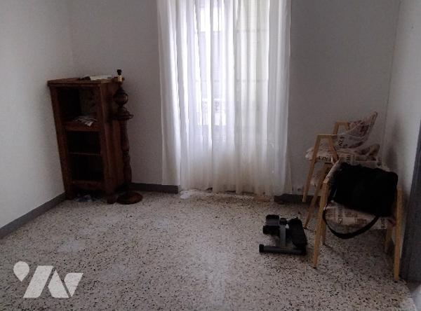 Maison à rénover
RDC : hall, salon, cuisine, SDE-WC, chambre
1er : 4 chambres, dressing, SDE
Jardin