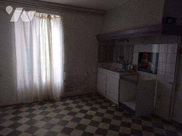 Maison à rénover
RDC : hall, salon, cuisine, SDE-WC, chambre
1er : 4 chambres, dressing, SDE
Jardin