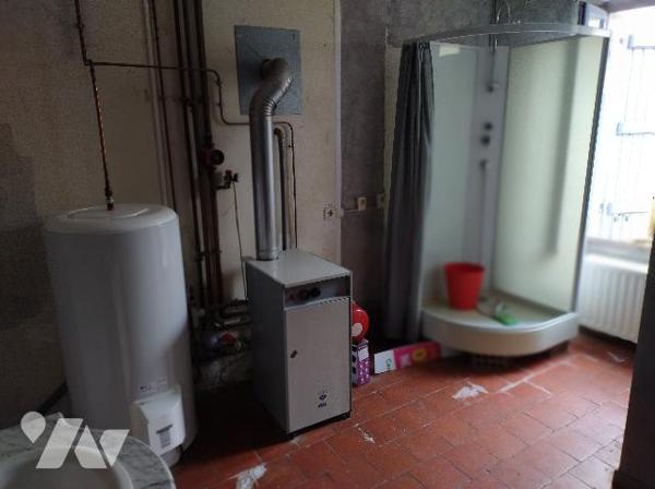 Maison à rénover
RDC : hall, salon, cuisine, SDE-WC, chambre
1er : 4 chambres, dressing, SDE
Jardin