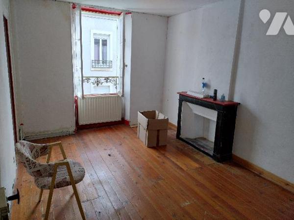 Maison à rénover
RDC : hall, salon, cuisine, SDE-WC, chambre
1er : 4 chambres, dressing, SDE
Jardin