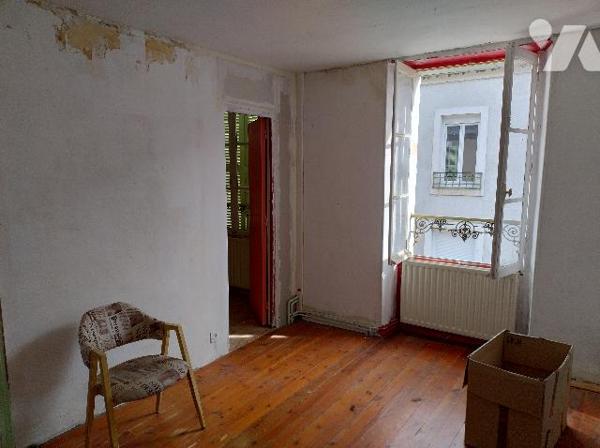 Maison à rénover
RDC : hall, salon, cuisine, SDE-WC, chambre
1er : 4 chambres, dressing, SDE
Jardin