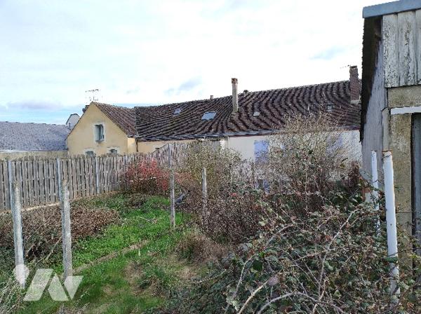 Maison à rénover
RDC : hall, salon, cuisine, SDE-WC, chambre
1er : 4 chambres, dressing, SDE
Jardin