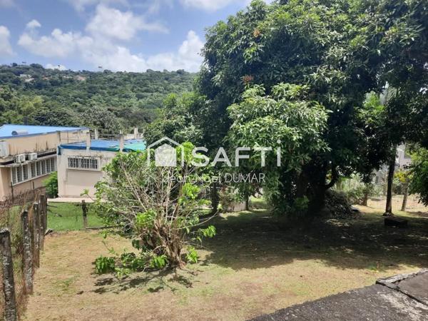 Maison de rapport à rafraîchir à 10 mn du CHU