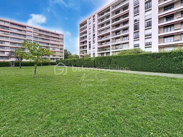 Echirolles : 9 avenue du Gresivaudan en Exclusivité avec Nicolas SAPIN (ei)
Venez découvrir ce bel appartement de type T2 niché au dernier étage, entièrement rénové au sein d'une copropriété isolée et ravalée.
Vous disposerez d'une pièce de vie avec cuisine ouverte avec une vue imprenable sur le Vercors.
Vous disposerez d'une grande chambre, d'un dressing, une salle de bain avec grand bac à douche et toilette séparé.
Pour votre confort: double vitrage, isolation extérieure récente, vendu meublé.
Une cave complète ce bien.
L'emplacement au calme au sein de cette résidence à proximité des commerces et des transports en commun, font de ce bien un réel coup de coeur.