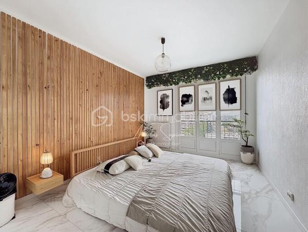 Echirolles : 9 avenue du Gresivaudan en Exclusivité avec Nicolas SAPIN (ei)
Venez découvrir ce bel appartement de type T2 niché au dernier étage, entièrement rénové au sein d'une copropriété isolée et ravalée.
Vous disposerez d'une pièce de vie avec cuisine ouverte avec une vue imprenable sur le Vercors.
Vous disposerez d'une grande chambre, d'un dressing, une salle de bain avec grand bac à douche et toilette séparé.
Pour votre confort: double vitrage, isolation extérieure récente, vendu meublé.
Une cave complète ce bien.
L'emplacement au calme au sein de cette résidence à proximité des commerces et des transports en commun, font de ce bien un réel coup de coeur.