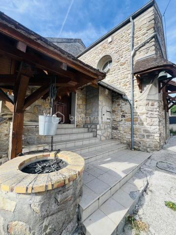 VERT-SAINT-DENIS – LE PETIT JARD

LOT DE DEUX STUDIOS VENDUS LOUÉS – IDÉAL INVESTISSEUR

Dans un secteur calme du Petit Jard à Vert-Saint-Denis, découvrez ce lot en copropriété composé de deux studios, l’un de 16,58 m² Loi Carrez et l’autre de 18,48 m² Loi Carrez, vendus loués, situés au sein d’une ancienne maison de style meulière.

L’accès à la propriété se fait par un portail électrique commun, et chacun des deux studios bénéficie de sa propre entrée indépendante, offrant ainsi une véritable autonomie à chaque logement.

UN INVESTISSEMENT LOCATIF AVEC REVENUS IMMÉDIATS

Les deux studios sont actuellement loués.

Chaque logement bénéficie d’un loyer mensuel de 580 € + 20 € correspondant à l’eau, soit 600 € mensuels par studio.

Cela représente 1 200 € de revenus mensuels pour les deux studios.

CARACTÉRISTIQUES DU LOT

Studio de 16,58 m²

DPE : E
Consommation énergétique : 345 kWh/m²/an
Émissions de gaz à effet de serre : 13 kg CO₂/m²/an – classe C

Studio de 18,48 m²

DPE : G
Consommation énergétique : 821 kWh/m²/an
Émissions de gaz à effet de serre : 32 kg CO₂/m²/an – classe C

Le lot bénéficie également de :

Deux places de parking extérieures privatives et sécurisées, une pour chaque studio
Double vitrage PVC
Un compteur électrique individuel et un compteur d’eau individuel pour chaque studio
Raccordement au tout-à-l’égout

FAIBLES CHARGES DE COPROPRIÉTÉ

La copropriété est gérée par un syndic et les charges s’élèvent à seulement 47,66 € par trimestre pour le lot.

Elles comprennent principalement l’entretien de la cour commune et le fonctionnement du portail électrique.

FISCALITÉ

La taxe foncière s’élève à 1 041 € par an pour les deux studios.

UN INVESTISSEMENT LOCATIF CLÉ EN MAIN

Vendus loués, ces deux studios permettent de bénéficier de revenus locatifs immédiats, avec de faibles charges de copropriété, deux places de stationnement sécurisées et des compteurs individuels pour chaque logement.

Contactez-moi pour plus de renseignements.