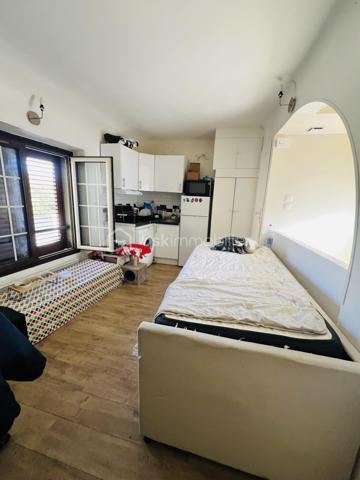 VERT-SAINT-DENIS – LE PETIT JARD

LOT DE DEUX STUDIOS VENDUS LOUÉS – IDÉAL INVESTISSEUR

Dans un secteur calme du Petit Jard à Vert-Saint-Denis, découvrez ce lot en copropriété composé de deux studios, l’un de 16,58 m² Loi Carrez et l’autre de 18,48 m² Loi Carrez, vendus loués, situés au sein d’une ancienne maison de style meulière.

L’accès à la propriété se fait par un portail électrique commun, et chacun des deux studios bénéficie de sa propre entrée indépendante, offrant ainsi une véritable autonomie à chaque logement.

UN INVESTISSEMENT LOCATIF AVEC REVENUS IMMÉDIATS

Les deux studios sont actuellement loués.

Chaque logement bénéficie d’un loyer mensuel de 580 € + 20 € correspondant à l’eau, soit 600 € mensuels par studio.

Cela représente 1 200 € de revenus mensuels pour les deux studios.

CARACTÉRISTIQUES DU LOT

Studio de 16,58 m²

DPE : E
Consommation énergétique : 345 kWh/m²/an
Émissions de gaz à effet de serre : 13 kg CO₂/m²/an – classe C

Studio de 18,48 m²

DPE : G
Consommation énergétique : 821 kWh/m²/an
Émissions de gaz à effet de serre : 32 kg CO₂/m²/an – classe C

Le lot bénéficie également de :

Deux places de parking extérieures privatives et sécurisées, une pour chaque studio
Double vitrage PVC
Un compteur électrique individuel et un compteur d’eau individuel pour chaque studio
Raccordement au tout-à-l’égout

FAIBLES CHARGES DE COPROPRIÉTÉ

La copropriété est gérée par un syndic et les charges s’élèvent à seulement 47,66 € par trimestre pour le lot.

Elles comprennent principalement l’entretien de la cour commune et le fonctionnement du portail électrique.

FISCALITÉ

La taxe foncière s’élève à 1 041 € par an pour les deux studios.

UN INVESTISSEMENT LOCATIF CLÉ EN MAIN

Vendus loués, ces deux studios permettent de bénéficier de revenus locatifs immédiats, avec de faibles charges de copropriété, deux places de stationnement sécurisées et des compteurs individuels pour chaque logement.

Contactez-moi pour plus de renseignements.