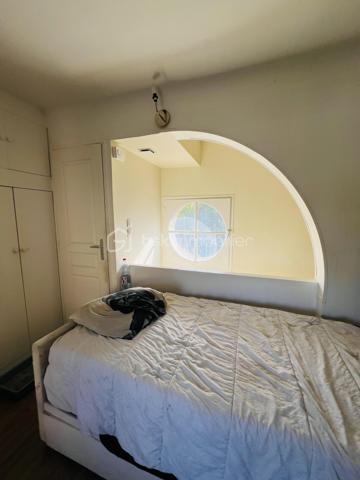 VERT-SAINT-DENIS – LE PETIT JARD

LOT DE DEUX STUDIOS VENDUS LOUÉS – IDÉAL INVESTISSEUR

Dans un secteur calme du Petit Jard à Vert-Saint-Denis, découvrez ce lot en copropriété composé de deux studios, l’un de 16,58 m² Loi Carrez et l’autre de 18,48 m² Loi Carrez, vendus loués, situés au sein d’une ancienne maison de style meulière.

L’accès à la propriété se fait par un portail électrique commun, et chacun des deux studios bénéficie de sa propre entrée indépendante, offrant ainsi une véritable autonomie à chaque logement.

UN INVESTISSEMENT LOCATIF AVEC REVENUS IMMÉDIATS

Les deux studios sont actuellement loués.

Chaque logement bénéficie d’un loyer mensuel de 580 € + 20 € correspondant à l’eau, soit 600 € mensuels par studio.

Cela représente 1 200 € de revenus mensuels pour les deux studios.

CARACTÉRISTIQUES DU LOT

Studio de 16,58 m²

DPE : E
Consommation énergétique : 345 kWh/m²/an
Émissions de gaz à effet de serre : 13 kg CO₂/m²/an – classe C

Studio de 18,48 m²

DPE : G
Consommation énergétique : 821 kWh/m²/an
Émissions de gaz à effet de serre : 32 kg CO₂/m²/an – classe C

Le lot bénéficie également de :

Deux places de parking extérieures privatives et sécurisées, une pour chaque studio
Double vitrage PVC
Un compteur électrique individuel et un compteur d’eau individuel pour chaque studio
Raccordement au tout-à-l’égout

FAIBLES CHARGES DE COPROPRIÉTÉ

La copropriété est gérée par un syndic et les charges s’élèvent à seulement 47,66 € par trimestre pour le lot.

Elles comprennent principalement l’entretien de la cour commune et le fonctionnement du portail électrique.

FISCALITÉ

La taxe foncière s’élève à 1 041 € par an pour les deux studios.

UN INVESTISSEMENT LOCATIF CLÉ EN MAIN

Vendus loués, ces deux studios permettent de bénéficier de revenus locatifs immédiats, avec de faibles charges de copropriété, deux places de stationnement sécurisées et des compteurs individuels pour chaque logement.

Contactez-moi pour plus de renseignements.