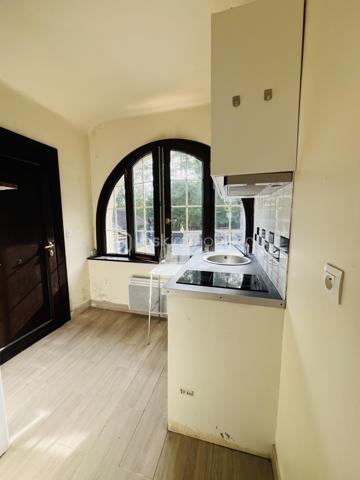 VERT-SAINT-DENIS – LE PETIT JARD

LOT DE DEUX STUDIOS VENDUS LOUÉS – IDÉAL INVESTISSEUR

Dans un secteur calme du Petit Jard à Vert-Saint-Denis, découvrez ce lot en copropriété composé de deux studios, l’un de 16,58 m² Loi Carrez et l’autre de 18,48 m² Loi Carrez, vendus loués, situés au sein d’une ancienne maison de style meulière.

L’accès à la propriété se fait par un portail électrique commun, et chacun des deux studios bénéficie de sa propre entrée indépendante, offrant ainsi une véritable autonomie à chaque logement.

UN INVESTISSEMENT LOCATIF AVEC REVENUS IMMÉDIATS

Les deux studios sont actuellement loués.

Chaque logement bénéficie d’un loyer mensuel de 580 € + 20 € correspondant à l’eau, soit 600 € mensuels par studio.

Cela représente 1 200 € de revenus mensuels pour les deux studios.

CARACTÉRISTIQUES DU LOT

Studio de 16,58 m²

DPE : E
Consommation énergétique : 345 kWh/m²/an
Émissions de gaz à effet de serre : 13 kg CO₂/m²/an – classe C

Studio de 18,48 m²

DPE : G
Consommation énergétique : 821 kWh/m²/an
Émissions de gaz à effet de serre : 32 kg CO₂/m²/an – classe C

Le lot bénéficie également de :

Deux places de parking extérieures privatives et sécurisées, une pour chaque studio
Double vitrage PVC
Un compteur électrique individuel et un compteur d’eau individuel pour chaque studio
Raccordement au tout-à-l’égout

FAIBLES CHARGES DE COPROPRIÉTÉ

La copropriété est gérée par un syndic et les charges s’élèvent à seulement 47,66 € par trimestre pour le lot.

Elles comprennent principalement l’entretien de la cour commune et le fonctionnement du portail électrique.

FISCALITÉ

La taxe foncière s’élève à 1 041 € par an pour les deux studios.

UN INVESTISSEMENT LOCATIF CLÉ EN MAIN

Vendus loués, ces deux studios permettent de bénéficier de revenus locatifs immédiats, avec de faibles charges de copropriété, deux places de stationnement sécurisées et des compteurs individuels pour chaque logement.

Contactez-moi pour plus de renseignements.
