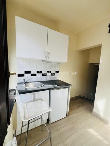 VERT-SAINT-DENIS – LE PETIT JARD

LOT DE DEUX STUDIOS VENDUS LOUÉS – IDÉAL INVESTISSEUR

Dans un secteur calme du Petit Jard à Vert-Saint-Denis, découvrez ce lot en copropriété composé de deux studios, l’un de 16,58 m² Loi Carrez et l’autre de 18,48 m² Loi Carrez, vendus loués, situés au sein d’une ancienne maison de style meulière.

L’accès à la propriété se fait par un portail électrique commun, et chacun des deux studios bénéficie de sa propre entrée indépendante, offrant ainsi une véritable autonomie à chaque logement.

UN INVESTISSEMENT LOCATIF AVEC REVENUS IMMÉDIATS

Les deux studios sont actuellement loués.

Chaque logement bénéficie d’un loyer mensuel de 580 € + 20 € correspondant à l’eau, soit 600 € mensuels par studio.

Cela représente 1 200 € de revenus mensuels pour les deux studios.

CARACTÉRISTIQUES DU LOT

Studio de 16,58 m²

DPE : E
Consommation énergétique : 345 kWh/m²/an
Émissions de gaz à effet de serre : 13 kg CO₂/m²/an – classe C

Studio de 18,48 m²

DPE : G
Consommation énergétique : 821 kWh/m²/an
Émissions de gaz à effet de serre : 32 kg CO₂/m²/an – classe C

Le lot bénéficie également de :

Deux places de parking extérieures privatives et sécurisées, une pour chaque studio
Double vitrage PVC
Un compteur électrique individuel et un compteur d’eau individuel pour chaque studio
Raccordement au tout-à-l’égout

FAIBLES CHARGES DE COPROPRIÉTÉ

La copropriété est gérée par un syndic et les charges s’élèvent à seulement 47,66 € par trimestre pour le lot.

Elles comprennent principalement l’entretien de la cour commune et le fonctionnement du portail électrique.

FISCALITÉ

La taxe foncière s’élève à 1 041 € par an pour les deux studios.

UN INVESTISSEMENT LOCATIF CLÉ EN MAIN

Vendus loués, ces deux studios permettent de bénéficier de revenus locatifs immédiats, avec de faibles charges de copropriété, deux places de stationnement sécurisées et des compteurs individuels pour chaque logement.

Contactez-moi pour plus de renseignements.