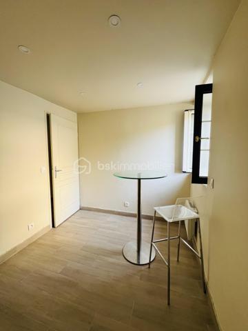 VERT-SAINT-DENIS – LE PETIT JARD

LOT DE DEUX STUDIOS VENDUS LOUÉS – IDÉAL INVESTISSEUR

Dans un secteur calme du Petit Jard à Vert-Saint-Denis, découvrez ce lot en copropriété composé de deux studios, l’un de 16,58 m² Loi Carrez et l’autre de 18,48 m² Loi Carrez, vendus loués, situés au sein d’une ancienne maison de style meulière.

L’accès à la propriété se fait par un portail électrique commun, et chacun des deux studios bénéficie de sa propre entrée indépendante, offrant ainsi une véritable autonomie à chaque logement.

UN INVESTISSEMENT LOCATIF AVEC REVENUS IMMÉDIATS

Les deux studios sont actuellement loués.

Chaque logement bénéficie d’un loyer mensuel de 580 € + 20 € correspondant à l’eau, soit 600 € mensuels par studio.

Cela représente 1 200 € de revenus mensuels pour les deux studios.

CARACTÉRISTIQUES DU LOT

Studio de 16,58 m²

DPE : E
Consommation énergétique : 345 kWh/m²/an
Émissions de gaz à effet de serre : 13 kg CO₂/m²/an – classe C

Studio de 18,48 m²

DPE : G
Consommation énergétique : 821 kWh/m²/an
Émissions de gaz à effet de serre : 32 kg CO₂/m²/an – classe C

Le lot bénéficie également de :

Deux places de parking extérieures privatives et sécurisées, une pour chaque studio
Double vitrage PVC
Un compteur électrique individuel et un compteur d’eau individuel pour chaque studio
Raccordement au tout-à-l’égout

FAIBLES CHARGES DE COPROPRIÉTÉ

La copropriété est gérée par un syndic et les charges s’élèvent à seulement 47,66 € par trimestre pour le lot.

Elles comprennent principalement l’entretien de la cour commune et le fonctionnement du portail électrique.

FISCALITÉ

La taxe foncière s’élève à 1 041 € par an pour les deux studios.

UN INVESTISSEMENT LOCATIF CLÉ EN MAIN

Vendus loués, ces deux studios permettent de bénéficier de revenus locatifs immédiats, avec de faibles charges de copropriété, deux places de stationnement sécurisées et des compteurs individuels pour chaque logement.

Contactez-moi pour plus de renseignements.