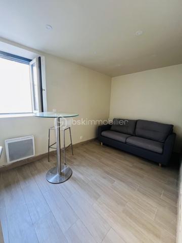 VERT-SAINT-DENIS – LE PETIT JARD

LOT DE DEUX STUDIOS VENDUS LOUÉS – IDÉAL INVESTISSEUR

Dans un secteur calme du Petit Jard à Vert-Saint-Denis, découvrez ce lot en copropriété composé de deux studios, l’un de 16,58 m² Loi Carrez et l’autre de 18,48 m² Loi Carrez, vendus loués, situés au sein d’une ancienne maison de style meulière.

L’accès à la propriété se fait par un portail électrique commun, et chacun des deux studios bénéficie de sa propre entrée indépendante, offrant ainsi une véritable autonomie à chaque logement.

UN INVESTISSEMENT LOCATIF AVEC REVENUS IMMÉDIATS

Les deux studios sont actuellement loués.

Chaque logement bénéficie d’un loyer mensuel de 580 € + 20 € correspondant à l’eau, soit 600 € mensuels par studio.

Cela représente 1 200 € de revenus mensuels pour les deux studios.

CARACTÉRISTIQUES DU LOT

Studio de 16,58 m²

DPE : E
Consommation énergétique : 345 kWh/m²/an
Émissions de gaz à effet de serre : 13 kg CO₂/m²/an – classe C

Studio de 18,48 m²

DPE : G
Consommation énergétique : 821 kWh/m²/an
Émissions de gaz à effet de serre : 32 kg CO₂/m²/an – classe C

Le lot bénéficie également de :

Deux places de parking extérieures privatives et sécurisées, une pour chaque studio
Double vitrage PVC
Un compteur électrique individuel et un compteur d’eau individuel pour chaque studio
Raccordement au tout-à-l’égout

FAIBLES CHARGES DE COPROPRIÉTÉ

La copropriété est gérée par un syndic et les charges s’élèvent à seulement 47,66 € par trimestre pour le lot.

Elles comprennent principalement l’entretien de la cour commune et le fonctionnement du portail électrique.

FISCALITÉ

La taxe foncière s’élève à 1 041 € par an pour les deux studios.

UN INVESTISSEMENT LOCATIF CLÉ EN MAIN

Vendus loués, ces deux studios permettent de bénéficier de revenus locatifs immédiats, avec de faibles charges de copropriété, deux places de stationnement sécurisées et des compteurs individuels pour chaque logement.

Contactez-moi pour plus de renseignements.