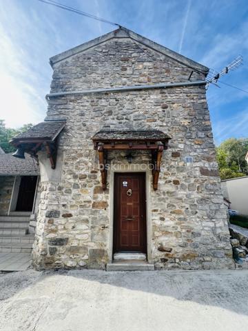 VERT-SAINT-DENIS – LE PETIT JARD

LOT DE DEUX STUDIOS VENDUS LOUÉS – IDÉAL INVESTISSEUR

Dans un secteur calme du Petit Jard à Vert-Saint-Denis, découvrez ce lot en copropriété composé de deux studios, l’un de 16,58 m² Loi Carrez et l’autre de 18,48 m² Loi Carrez, vendus loués, situés au sein d’une ancienne maison de style meulière.

L’accès à la propriété se fait par un portail électrique commun, et chacun des deux studios bénéficie de sa propre entrée indépendante, offrant ainsi une véritable autonomie à chaque logement.

UN INVESTISSEMENT LOCATIF AVEC REVENUS IMMÉDIATS

Les deux studios sont actuellement loués.

Chaque logement bénéficie d’un loyer mensuel de 580 € + 20 € correspondant à l’eau, soit 600 € mensuels par studio.

Cela représente 1 200 € de revenus mensuels pour les deux studios.

CARACTÉRISTIQUES DU LOT

Studio de 16,58 m²

DPE : E
Consommation énergétique : 345 kWh/m²/an
Émissions de gaz à effet de serre : 13 kg CO₂/m²/an – classe C

Studio de 18,48 m²

DPE : G
Consommation énergétique : 821 kWh/m²/an
Émissions de gaz à effet de serre : 32 kg CO₂/m²/an – classe C

Le lot bénéficie également de :

Deux places de parking extérieures privatives et sécurisées, une pour chaque studio
Double vitrage PVC
Un compteur électrique individuel et un compteur d’eau individuel pour chaque studio
Raccordement au tout-à-l’égout

FAIBLES CHARGES DE COPROPRIÉTÉ

La copropriété est gérée par un syndic et les charges s’élèvent à seulement 47,66 € par trimestre pour le lot.

Elles comprennent principalement l’entretien de la cour commune et le fonctionnement du portail électrique.

FISCALITÉ

La taxe foncière s’élève à 1 041 € par an pour les deux studios.

UN INVESTISSEMENT LOCATIF CLÉ EN MAIN

Vendus loués, ces deux studios permettent de bénéficier de revenus locatifs immédiats, avec de faibles charges de copropriété, deux places de stationnement sécurisées et des compteurs individuels pour chaque logement.

Contactez-moi pour plus de renseignements.