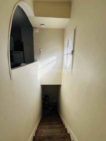 VERT-SAINT-DENIS – LE PETIT JARD

LOT DE DEUX STUDIOS VENDUS LOUÉS – IDÉAL INVESTISSEUR

Dans un secteur calme du Petit Jard à Vert-Saint-Denis, découvrez ce lot en copropriété composé de deux studios, l’un de 16,58 m² Loi Carrez et l’autre de 18,48 m² Loi Carrez, vendus loués, situés au sein d’une ancienne maison de style meulière.

L’accès à la propriété se fait par un portail électrique commun, et chacun des deux studios bénéficie de sa propre entrée indépendante, offrant ainsi une véritable autonomie à chaque logement.

UN INVESTISSEMENT LOCATIF AVEC REVENUS IMMÉDIATS

Les deux studios sont actuellement loués.

Chaque logement bénéficie d’un loyer mensuel de 580 € + 20 € correspondant à l’eau, soit 600 € mensuels par studio.

Cela représente 1 200 € de revenus mensuels pour les deux studios.

CARACTÉRISTIQUES DU LOT

Studio de 16,58 m²

DPE : E
Consommation énergétique : 345 kWh/m²/an
Émissions de gaz à effet de serre : 13 kg CO₂/m²/an – classe C

Studio de 18,48 m²

DPE : G
Consommation énergétique : 821 kWh/m²/an
Émissions de gaz à effet de serre : 32 kg CO₂/m²/an – classe C

Le lot bénéficie également de :

Deux places de parking extérieures privatives et sécurisées, une pour chaque studio
Double vitrage PVC
Un compteur électrique individuel et un compteur d’eau individuel pour chaque studio
Raccordement au tout-à-l’égout

FAIBLES CHARGES DE COPROPRIÉTÉ

La copropriété est gérée par un syndic et les charges s’élèvent à seulement 47,66 € par trimestre pour le lot.

Elles comprennent principalement l’entretien de la cour commune et le fonctionnement du portail électrique.

FISCALITÉ

La taxe foncière s’élève à 1 041 € par an pour les deux studios.

UN INVESTISSEMENT LOCATIF CLÉ EN MAIN

Vendus loués, ces deux studios permettent de bénéficier de revenus locatifs immédiats, avec de faibles charges de copropriété, deux places de stationnement sécurisées et des compteurs individuels pour chaque logement.

Contactez-moi pour plus de renseignements.
