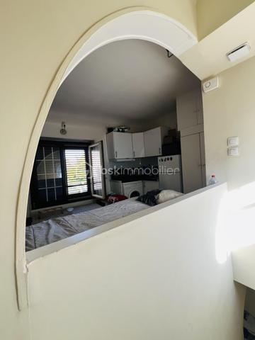 VERT-SAINT-DENIS – LE PETIT JARD

LOT DE DEUX STUDIOS VENDUS LOUÉS – IDÉAL INVESTISSEUR

Dans un secteur calme du Petit Jard à Vert-Saint-Denis, découvrez ce lot en copropriété composé de deux studios, l’un de 16,58 m² Loi Carrez et l’autre de 18,48 m² Loi Carrez, vendus loués, situés au sein d’une ancienne maison de style meulière.

L’accès à la propriété se fait par un portail électrique commun, et chacun des deux studios bénéficie de sa propre entrée indépendante, offrant ainsi une véritable autonomie à chaque logement.

UN INVESTISSEMENT LOCATIF AVEC REVENUS IMMÉDIATS

Les deux studios sont actuellement loués.

Chaque logement bénéficie d’un loyer mensuel de 580 € + 20 € correspondant à l’eau, soit 600 € mensuels par studio.

Cela représente 1 200 € de revenus mensuels pour les deux studios.

CARACTÉRISTIQUES DU LOT

Studio de 16,58 m²

DPE : E
Consommation énergétique : 345 kWh/m²/an
Émissions de gaz à effet de serre : 13 kg CO₂/m²/an – classe C

Studio de 18,48 m²

DPE : G
Consommation énergétique : 821 kWh/m²/an
Émissions de gaz à effet de serre : 32 kg CO₂/m²/an – classe C

Le lot bénéficie également de :

Deux places de parking extérieures privatives et sécurisées, une pour chaque studio
Double vitrage PVC
Un compteur électrique individuel et un compteur d’eau individuel pour chaque studio
Raccordement au tout-à-l’égout

FAIBLES CHARGES DE COPROPRIÉTÉ

La copropriété est gérée par un syndic et les charges s’élèvent à seulement 47,66 € par trimestre pour le lot.

Elles comprennent principalement l’entretien de la cour commune et le fonctionnement du portail électrique.

FISCALITÉ

La taxe foncière s’élève à 1 041 € par an pour les deux studios.

UN INVESTISSEMENT LOCATIF CLÉ EN MAIN

Vendus loués, ces deux studios permettent de bénéficier de revenus locatifs immédiats, avec de faibles charges de copropriété, deux places de stationnement sécurisées et des compteurs individuels pour chaque logement.

Contactez-moi pour plus de renseignements.