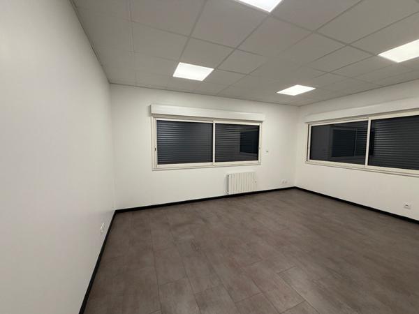 Local d'activité Saint Ouen De Thouberville 1700 m2