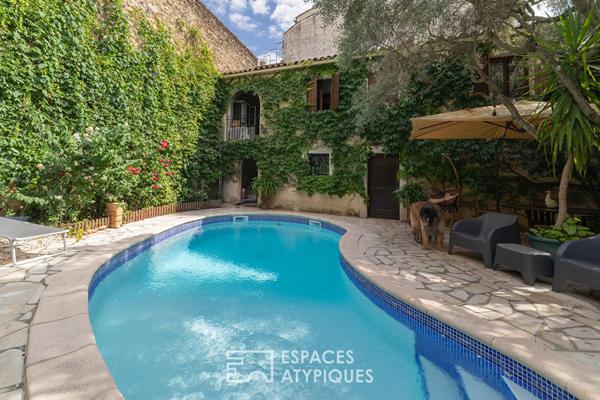 Maison de caractère avec extérieur et piscine en centre-ville