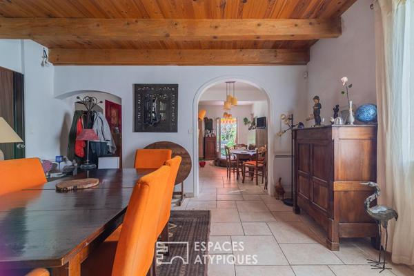 Maison de caractère avec extérieur et piscine en centre-ville