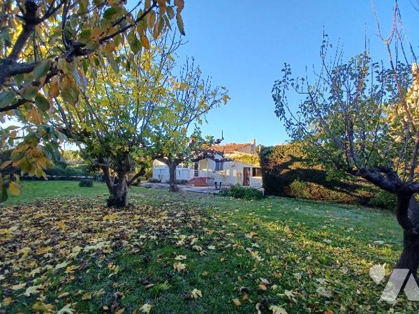 À vendre EYGUIERES – Propriété avec deux habitations – Proche centre village