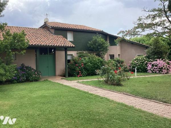 Villa d'architecte de plus de 260 m², à l'atmosphère agréable, au jardin clos avec grande piscine !