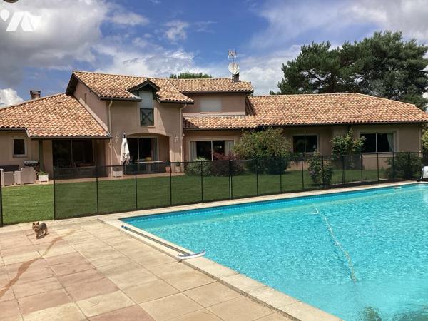 Villa d'architecte de plus de 260 m², à l'atmosphère agréable, au jardin clos avec grande piscine !