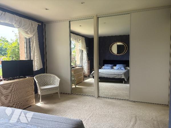 Villa d'architecte de plus de 260 m², à l'atmosphère agréable, au jardin clos avec grande piscine !