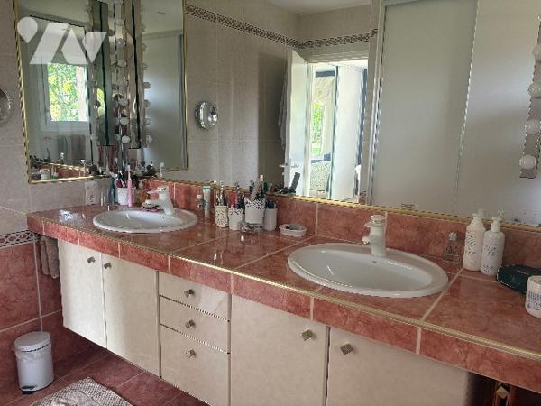 Villa d'architecte de plus de 260 m², à l'atmosphère agréable, au jardin clos avec grande piscine !