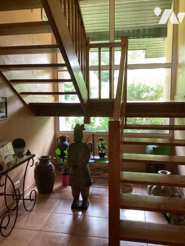 Villa d'architecte de plus de 260 m², à l'atmosphère agréable, au jardin clos avec grande piscine !