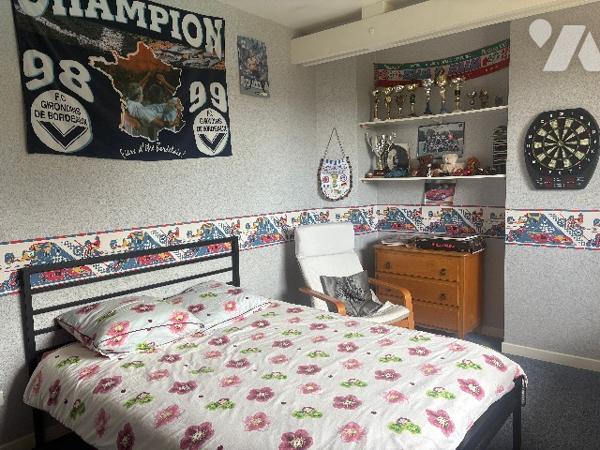 Villa d'architecte de plus de 260 m², à l'atmosphère agréable, au jardin clos avec grande piscine !