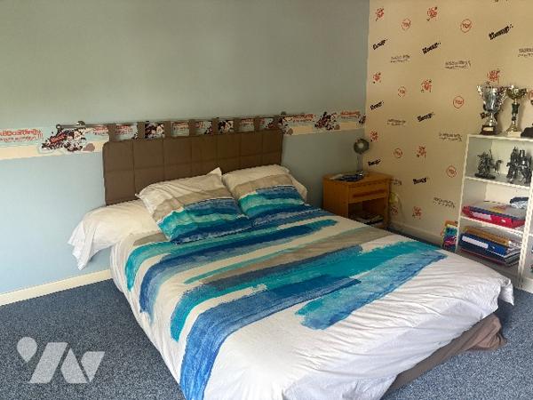 Villa d'architecte de plus de 260 m², à l'atmosphère agréable, au jardin clos avec grande piscine !