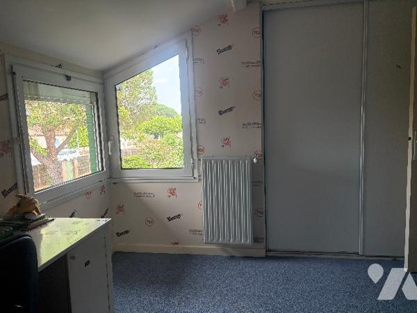 Villa d'architecte de plus de 260 m², à l'atmosphère agréable, au jardin clos avec grande piscine !