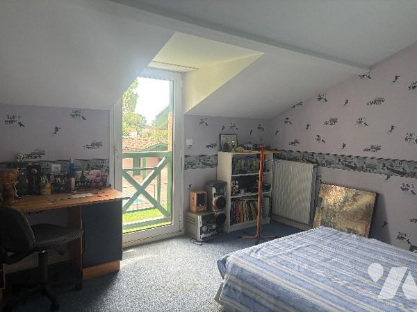 Villa d'architecte de plus de 260 m², à l'atmosphère agréable, au jardin clos avec grande piscine !