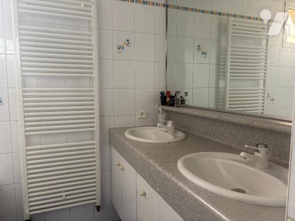 Villa d'architecte de plus de 260 m², à l'atmosphère agréable, au jardin clos avec grande piscine !