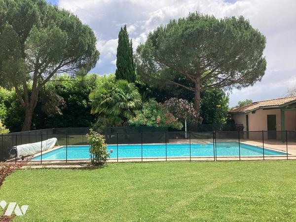 Villa d'architecte de plus de 260 m², à l'atmosphère agréable, au jardin clos avec grande piscine !