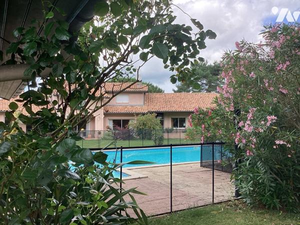 Villa d'architecte de plus de 260 m², à l'atmosphère agréable, au jardin clos avec grande piscine !