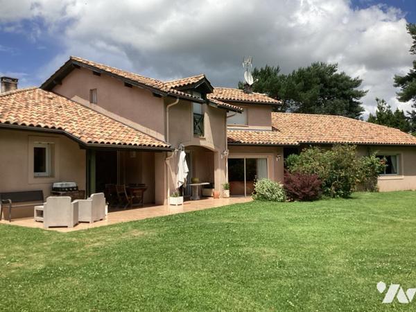 Villa d'architecte de plus de 260 m², à l'atmosphère agréable, au jardin clos avec grande piscine !