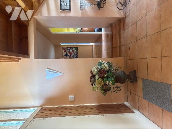 Villa d'architecte de plus de 260 m², à l'atmosphère agréable, au jardin clos avec grande piscine !