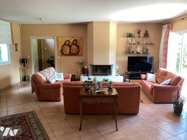 Villa d'architecte de plus de 260 m², à l'atmosphère agréable, au jardin clos avec grande piscine !