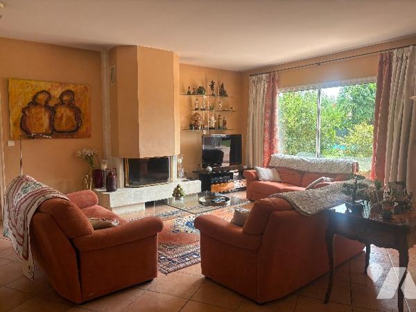 Villa d'architecte de plus de 260 m², à l'atmosphère agréable, au jardin clos avec grande piscine !