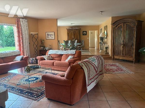 Villa d'architecte de plus de 260 m², à l'atmosphère agréable, au jardin clos avec grande piscine !