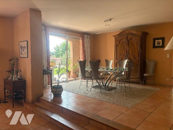 Villa d'architecte de plus de 260 m², à l'atmosphère agréable, au jardin clos avec grande piscine !