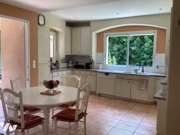 Villa d'architecte de plus de 260 m², à l'atmosphère agréable, au jardin clos avec grande piscine !