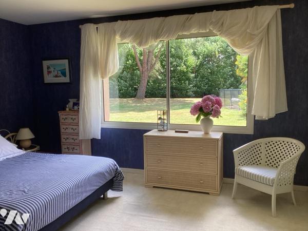 Villa d'architecte de plus de 260 m², à l'atmosphère agréable, au jardin clos avec grande piscine !