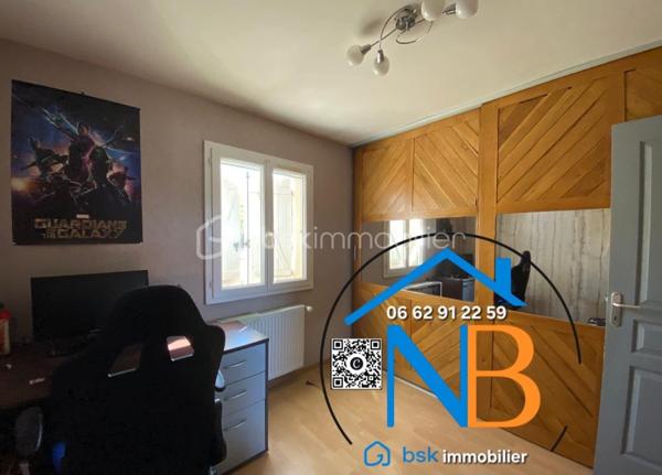 Cette belle maison offre de nombreux espaces et une distribution idéale pour une vie de famille.
Au rez-de-chaussée :
La pièce de vie, traversante et lumineuse développe 52 m² environ avec sa cuisine meublée et ouverte, offrant un espace convivial et parfaitement adapté à la vie quotidienne. Un couloir dessert une chambre (14.68 m² environ ) avec dressing, un bureau ( 8.75 m² environ), une salle de bain et WC indépendant ;

À l’étage :

Une pièce palière avec dressing, dessert deux vastes chambres ( 20 m² et 15 m² environ ) avec de beaux espaces de rangements, équipées de climatisation réversible ; 

Un sous-sol offrant de nombreuses possibilités, stationnement de 2 véhicules ; 

Une cave, une buanderie équipée d’une douche et d’un évier, une chambre avec lavabo et WC indépendant ;
Le chauffage est assuré par un chauffage central au gaz.

Un terrain clos de 847 m², offrant un agréable espace extérieur et de nombreuses possibilités d’aménagement. Deux terrasses pour profiter des beaux jours.

Cette maison se distingue par sa proximité des écoles, commerces tout en offrant la tranquillité d’un quartier paisible

Atout économique majeur : grâce à son installation de panneaux solaires, la propriété bénéficie de revenus permettant de prendre en charge la totalité de la taxe foncière, offrant ainsi un avantage financier particulièrement appréciable pour les futurs propriétaires.

Pour tout renseignement complémentaire ou afin d’organiser une visite, n’hésitez pas à me contacter.