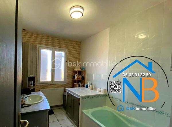 Cette belle maison offre de nombreux espaces et une distribution idéale pour une vie de famille.
Au rez-de-chaussée :
La pièce de vie, traversante et lumineuse développe 52 m² environ avec sa cuisine meublée et ouverte, offrant un espace convivial et parfaitement adapté à la vie quotidienne. Un couloir dessert une chambre (14.68 m² environ ) avec dressing, un bureau ( 8.75 m² environ), une salle de bain et WC indépendant ;

À l’étage :

Une pièce palière avec dressing, dessert deux vastes chambres ( 20 m² et 15 m² environ ) avec de beaux espaces de rangements, équipées de climatisation réversible ; 

Un sous-sol offrant de nombreuses possibilités, stationnement de 2 véhicules ; 

Une cave, une buanderie équipée d’une douche et d’un évier, une chambre avec lavabo et WC indépendant ;
Le chauffage est assuré par un chauffage central au gaz.

Un terrain clos de 847 m², offrant un agréable espace extérieur et de nombreuses possibilités d’aménagement. Deux terrasses pour profiter des beaux jours.

Cette maison se distingue par sa proximité des écoles, commerces tout en offrant la tranquillité d’un quartier paisible

Atout économique majeur : grâce à son installation de panneaux solaires, la propriété bénéficie de revenus permettant de prendre en charge la totalité de la taxe foncière, offrant ainsi un avantage financier particulièrement appréciable pour les futurs propriétaires.

Pour tout renseignement complémentaire ou afin d’organiser une visite, n’hésitez pas à me contacter.