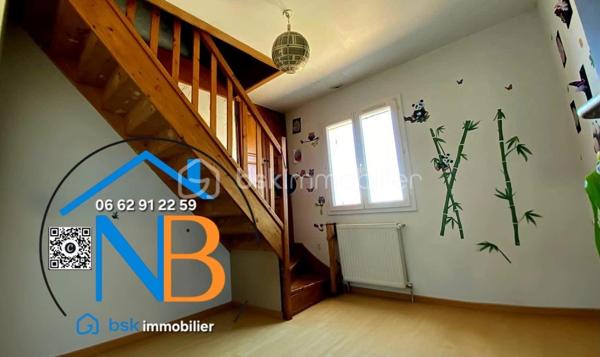 Cette belle maison offre de nombreux espaces et une distribution idéale pour une vie de famille.
Au rez-de-chaussée :
La pièce de vie, traversante et lumineuse développe 52 m² environ avec sa cuisine meublée et ouverte, offrant un espace convivial et parfaitement adapté à la vie quotidienne. Un couloir dessert une chambre (14.68 m² environ ) avec dressing, un bureau ( 8.75 m² environ), une salle de bain et WC indépendant ;

À l’étage :

Une pièce palière avec dressing, dessert deux vastes chambres ( 20 m² et 15 m² environ ) avec de beaux espaces de rangements, équipées de climatisation réversible ; 

Un sous-sol offrant de nombreuses possibilités, stationnement de 2 véhicules ; 

Une cave, une buanderie équipée d’une douche et d’un évier, une chambre avec lavabo et WC indépendant ;
Le chauffage est assuré par un chauffage central au gaz.

Un terrain clos de 847 m², offrant un agréable espace extérieur et de nombreuses possibilités d’aménagement. Deux terrasses pour profiter des beaux jours.

Cette maison se distingue par sa proximité des écoles, commerces tout en offrant la tranquillité d’un quartier paisible

Atout économique majeur : grâce à son installation de panneaux solaires, la propriété bénéficie de revenus permettant de prendre en charge la totalité de la taxe foncière, offrant ainsi un avantage financier particulièrement appréciable pour les futurs propriétaires.

Pour tout renseignement complémentaire ou afin d’organiser une visite, n’hésitez pas à me contacter.