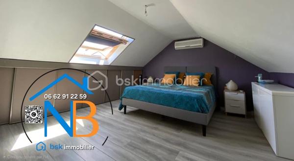 Cette belle maison offre de nombreux espaces et une distribution idéale pour une vie de famille.
Au rez-de-chaussée :
La pièce de vie, traversante et lumineuse développe 52 m² environ avec sa cuisine meublée et ouverte, offrant un espace convivial et parfaitement adapté à la vie quotidienne. Un couloir dessert une chambre (14.68 m² environ ) avec dressing, un bureau ( 8.75 m² environ), une salle de bain et WC indépendant ;

À l’étage :

Une pièce palière avec dressing, dessert deux vastes chambres ( 20 m² et 15 m² environ ) avec de beaux espaces de rangements, équipées de climatisation réversible ; 

Un sous-sol offrant de nombreuses possibilités, stationnement de 2 véhicules ; 

Une cave, une buanderie équipée d’une douche et d’un évier, une chambre avec lavabo et WC indépendant ;
Le chauffage est assuré par un chauffage central au gaz.

Un terrain clos de 847 m², offrant un agréable espace extérieur et de nombreuses possibilités d’aménagement. Deux terrasses pour profiter des beaux jours.

Cette maison se distingue par sa proximité des écoles, commerces tout en offrant la tranquillité d’un quartier paisible

Atout économique majeur : grâce à son installation de panneaux solaires, la propriété bénéficie de revenus permettant de prendre en charge la totalité de la taxe foncière, offrant ainsi un avantage financier particulièrement appréciable pour les futurs propriétaires.

Pour tout renseignement complémentaire ou afin d’organiser une visite, n’hésitez pas à me contacter.
