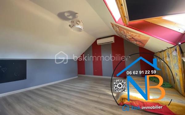 Cette belle maison offre de nombreux espaces et une distribution idéale pour une vie de famille.
Au rez-de-chaussée :
La pièce de vie, traversante et lumineuse développe 52 m² environ avec sa cuisine meublée et ouverte, offrant un espace convivial et parfaitement adapté à la vie quotidienne. Un couloir dessert une chambre (14.68 m² environ ) avec dressing, un bureau ( 8.75 m² environ), une salle de bain et WC indépendant ;

À l’étage :

Une pièce palière avec dressing, dessert deux vastes chambres ( 20 m² et 15 m² environ ) avec de beaux espaces de rangements, équipées de climatisation réversible ; 

Un sous-sol offrant de nombreuses possibilités, stationnement de 2 véhicules ; 

Une cave, une buanderie équipée d’une douche et d’un évier, une chambre avec lavabo et WC indépendant ;
Le chauffage est assuré par un chauffage central au gaz.

Un terrain clos de 847 m², offrant un agréable espace extérieur et de nombreuses possibilités d’aménagement. Deux terrasses pour profiter des beaux jours.

Cette maison se distingue par sa proximité des écoles, commerces tout en offrant la tranquillité d’un quartier paisible

Atout économique majeur : grâce à son installation de panneaux solaires, la propriété bénéficie de revenus permettant de prendre en charge la totalité de la taxe foncière, offrant ainsi un avantage financier particulièrement appréciable pour les futurs propriétaires.

Pour tout renseignement complémentaire ou afin d’organiser une visite, n’hésitez pas à me contacter.