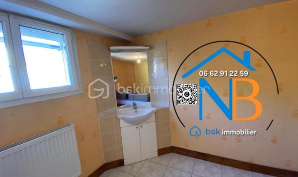 Cette belle maison offre de nombreux espaces et une distribution idéale pour une vie de famille.
Au rez-de-chaussée :
La pièce de vie, traversante et lumineuse développe 52 m² environ avec sa cuisine meublée et ouverte, offrant un espace convivial et parfaitement adapté à la vie quotidienne. Un couloir dessert une chambre (14.68 m² environ ) avec dressing, un bureau ( 8.75 m² environ), une salle de bain et WC indépendant ;

À l’étage :

Une pièce palière avec dressing, dessert deux vastes chambres ( 20 m² et 15 m² environ ) avec de beaux espaces de rangements, équipées de climatisation réversible ; 

Un sous-sol offrant de nombreuses possibilités, stationnement de 2 véhicules ; 

Une cave, une buanderie équipée d’une douche et d’un évier, une chambre avec lavabo et WC indépendant ;
Le chauffage est assuré par un chauffage central au gaz.

Un terrain clos de 847 m², offrant un agréable espace extérieur et de nombreuses possibilités d’aménagement. Deux terrasses pour profiter des beaux jours.

Cette maison se distingue par sa proximité des écoles, commerces tout en offrant la tranquillité d’un quartier paisible

Atout économique majeur : grâce à son installation de panneaux solaires, la propriété bénéficie de revenus permettant de prendre en charge la totalité de la taxe foncière, offrant ainsi un avantage financier particulièrement appréciable pour les futurs propriétaires.

Pour tout renseignement complémentaire ou afin d’organiser une visite, n’hésitez pas à me contacter.