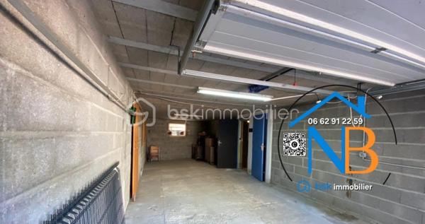Cette belle maison offre de nombreux espaces et une distribution idéale pour une vie de famille.
Au rez-de-chaussée :
La pièce de vie, traversante et lumineuse développe 52 m² environ avec sa cuisine meublée et ouverte, offrant un espace convivial et parfaitement adapté à la vie quotidienne. Un couloir dessert une chambre (14.68 m² environ ) avec dressing, un bureau ( 8.75 m² environ), une salle de bain et WC indépendant ;

À l’étage :

Une pièce palière avec dressing, dessert deux vastes chambres ( 20 m² et 15 m² environ ) avec de beaux espaces de rangements, équipées de climatisation réversible ; 

Un sous-sol offrant de nombreuses possibilités, stationnement de 2 véhicules ; 

Une cave, une buanderie équipée d’une douche et d’un évier, une chambre avec lavabo et WC indépendant ;
Le chauffage est assuré par un chauffage central au gaz.

Un terrain clos de 847 m², offrant un agréable espace extérieur et de nombreuses possibilités d’aménagement. Deux terrasses pour profiter des beaux jours.

Cette maison se distingue par sa proximité des écoles, commerces tout en offrant la tranquillité d’un quartier paisible

Atout économique majeur : grâce à son installation de panneaux solaires, la propriété bénéficie de revenus permettant de prendre en charge la totalité de la taxe foncière, offrant ainsi un avantage financier particulièrement appréciable pour les futurs propriétaires.

Pour tout renseignement complémentaire ou afin d’organiser une visite, n’hésitez pas à me contacter.